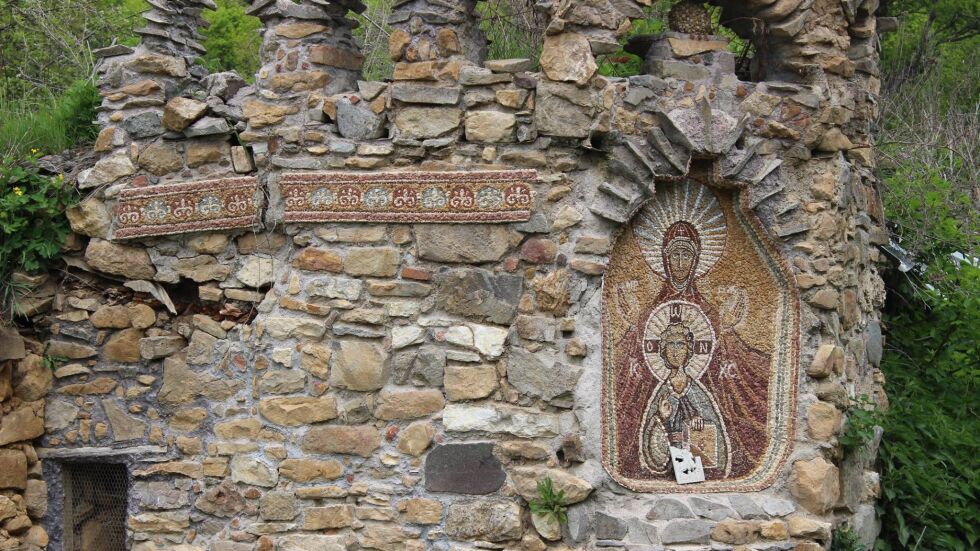 Разруха, тъга и триумф на природата в Билинския манастир