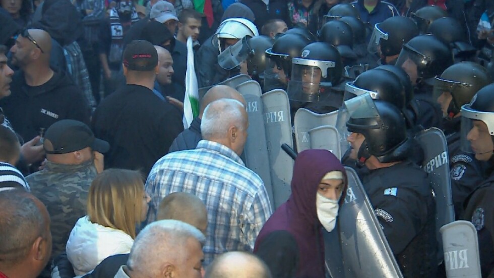 Сблъсъци окървавиха протеста в Раднево (СНИМКИ И ВИДЕО)