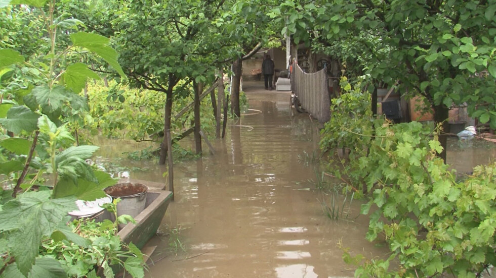 Врачанското село Нивянин е под вода след продължителните валежи