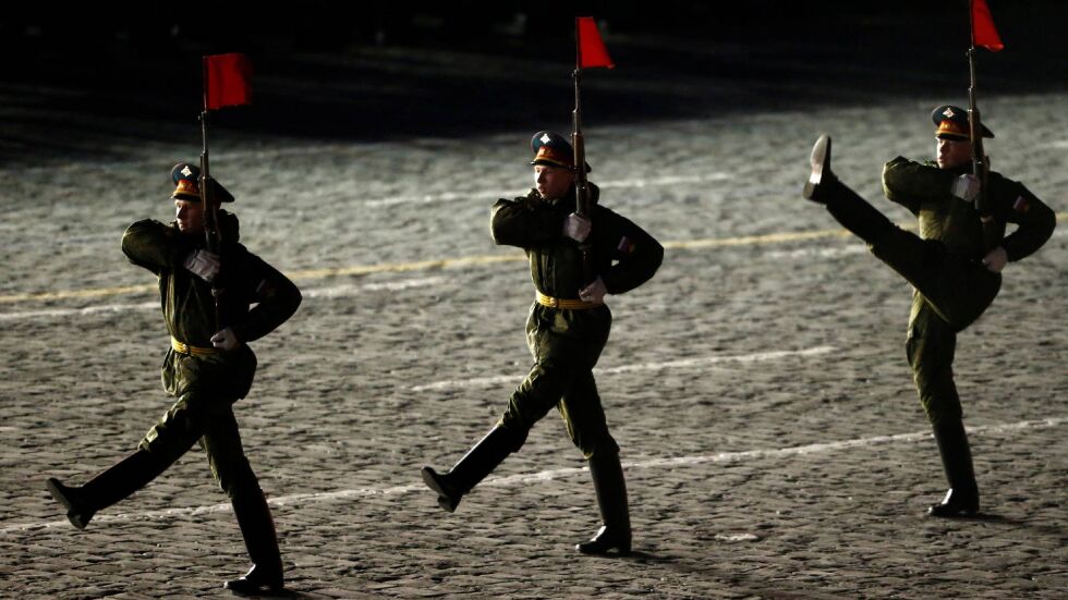 И руската армия тренира за парад (СНИМКИ)
