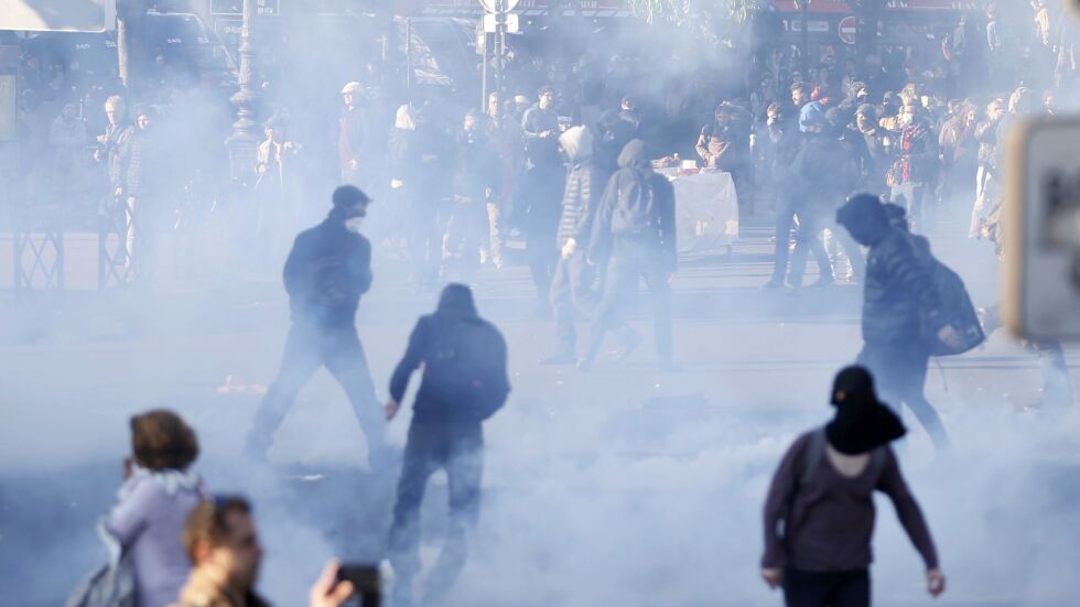 Протести в цяла Франция заради приетата спорна трудова реформа (ВИДЕО)