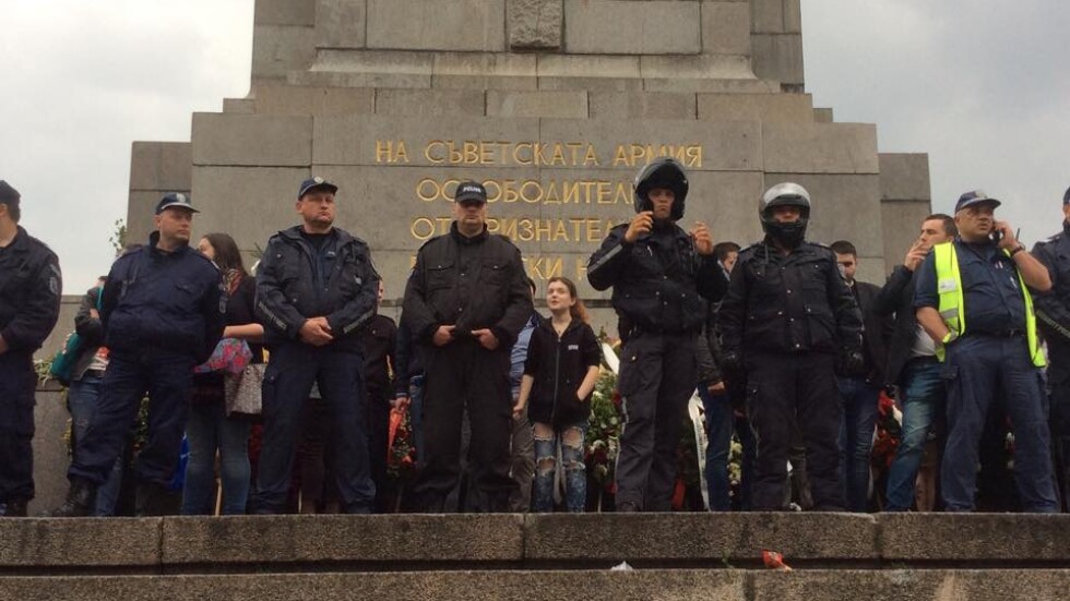 Протест и контрапротест в сянката на Паметника на съветската армия (СНИМКИ)