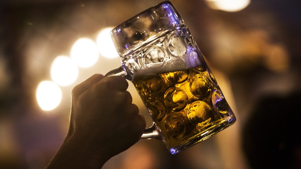 Проучване: Всеки втори българин пие бира минимум веднъж седмично