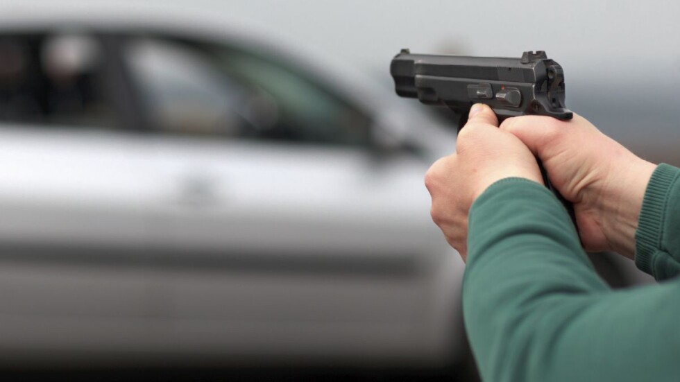 Въоръжен грабеж в Перник: Маскирани задигнаха над 50 000 лв. от колата на мъж