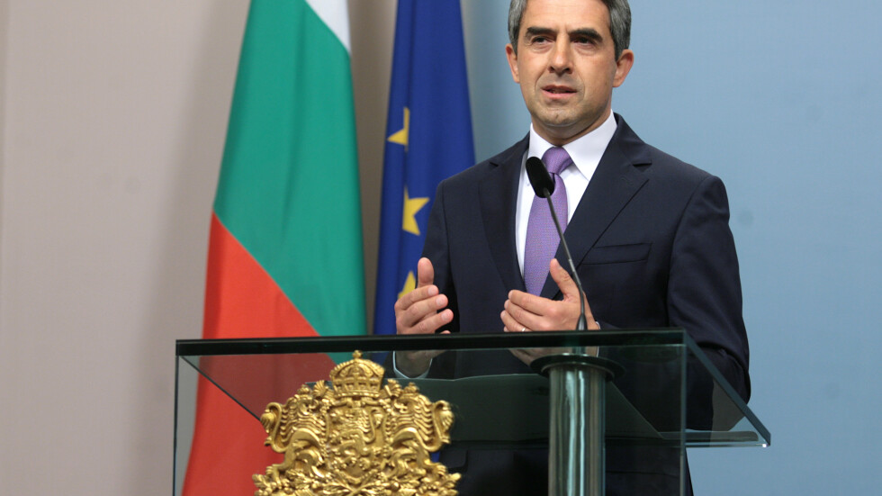 Президентът сезира КС за три от въпросите в референдума на Слави Трифонов