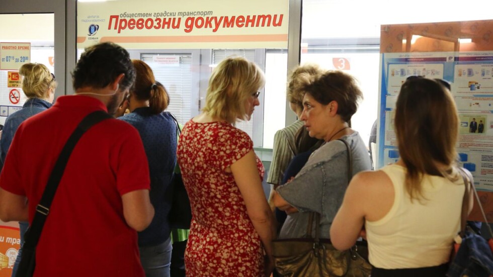 Опашки пред пунктовете в последния ден с евтино билетче в София
