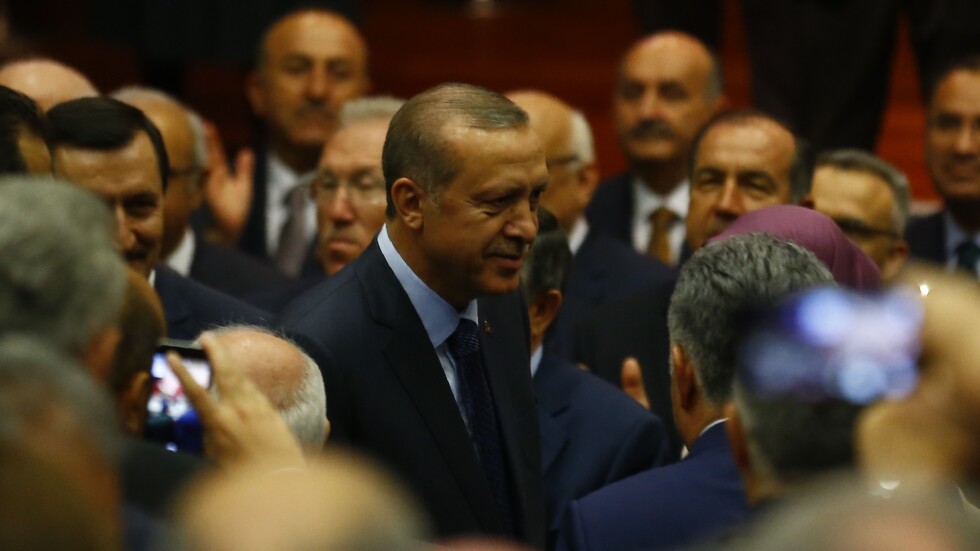 Реджеп Ердоган отново стана член на управляващата партия в Турция