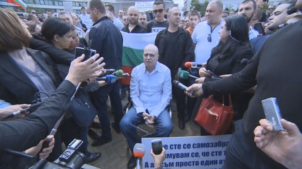 Слави Трифонов прекрати седящия си протест, засега