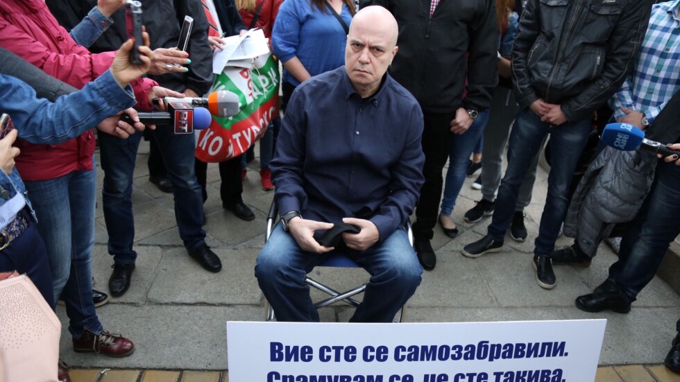 Слави Трифонов, седнал пред НС: Мога да вляза с насилие, като избраник или за да разгледам