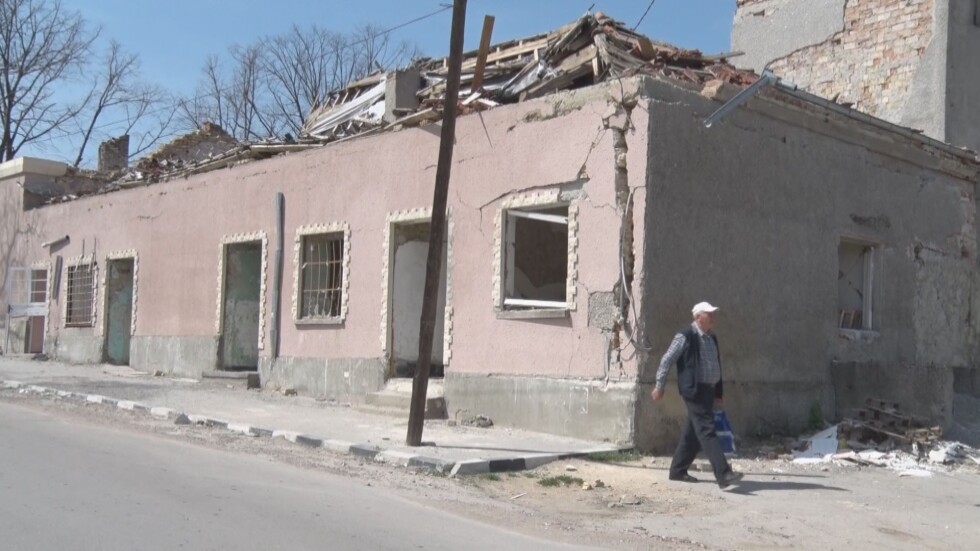 В Хитрино започнаха да ремонтират пострадалите от взрива къщи
