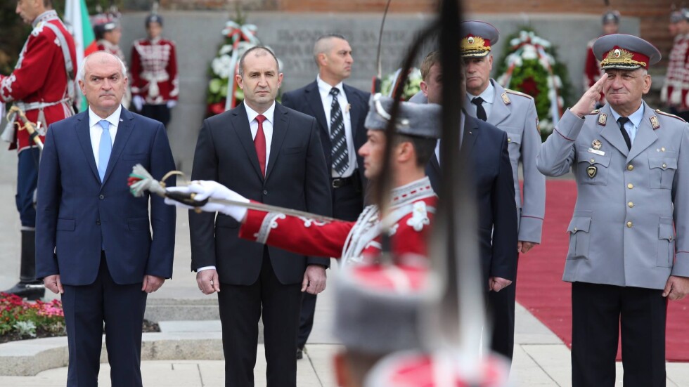 Румен Радев призова политиците да се опират по-често на военната експертиза