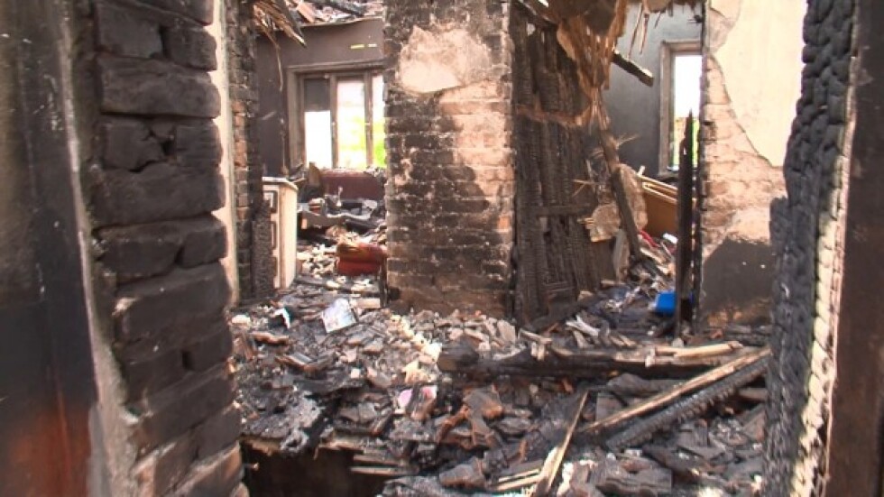 Изгорялата къща на семейството с 6 деца от Ягодово ще трябва да се строи наново