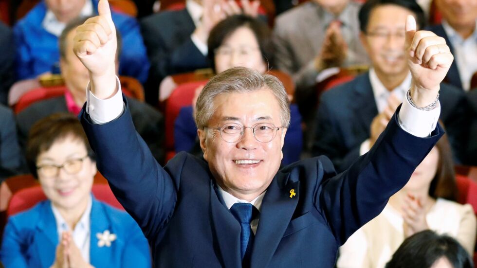Либералът Мун Дже-ин води убедително в президентската надпревара в Южна Корея