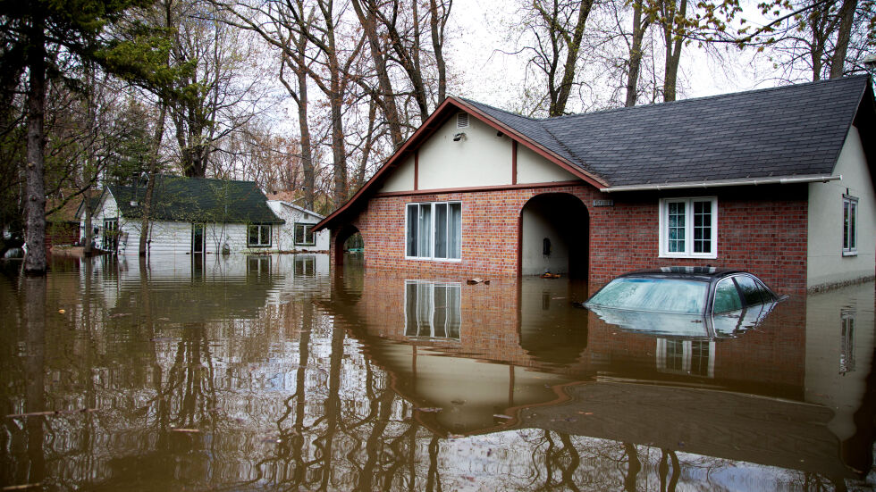 Над 2000 души са евакуирани заради наводненията в Канада