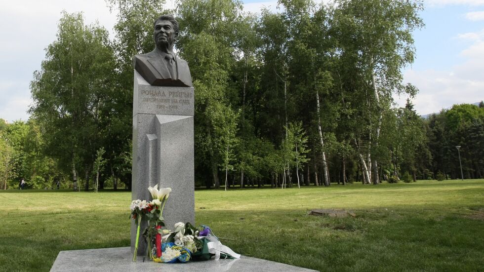 В Южния парк вече има и паметник на Роналд Рейгън
