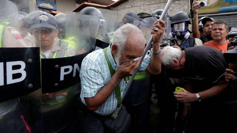 Батални сцени на пенсионерски протест във Венецуела (СНИМКИ)