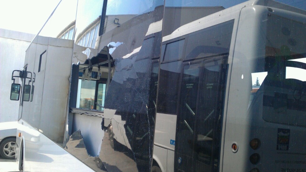 Неизвестен стреля по градски автобуси в Пловдив (СНИМКИ)