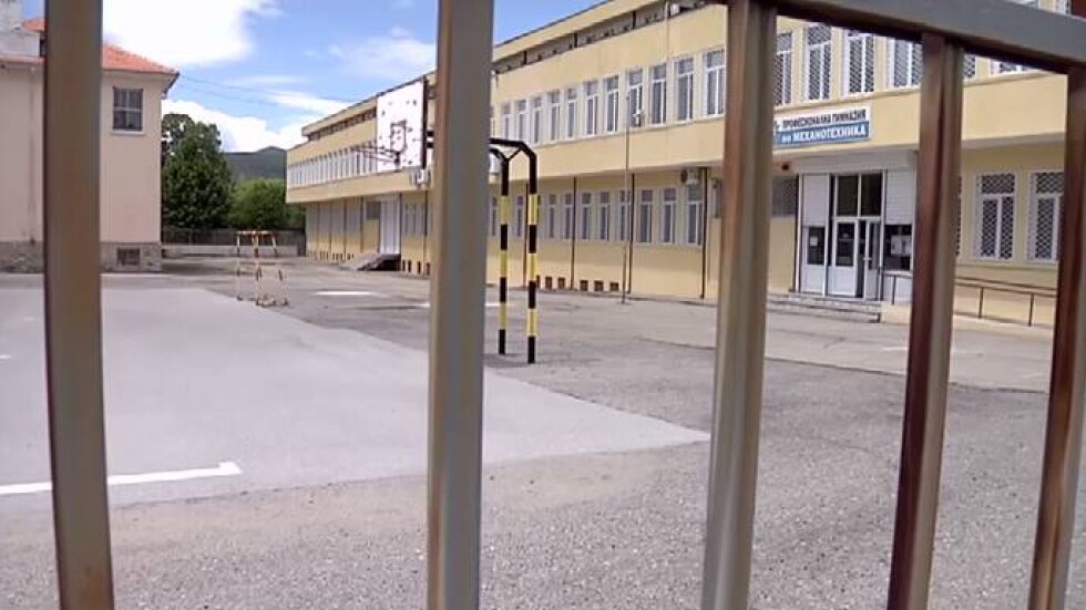 Ученик от 11 клас беше пребит от други  ученици в Сливен