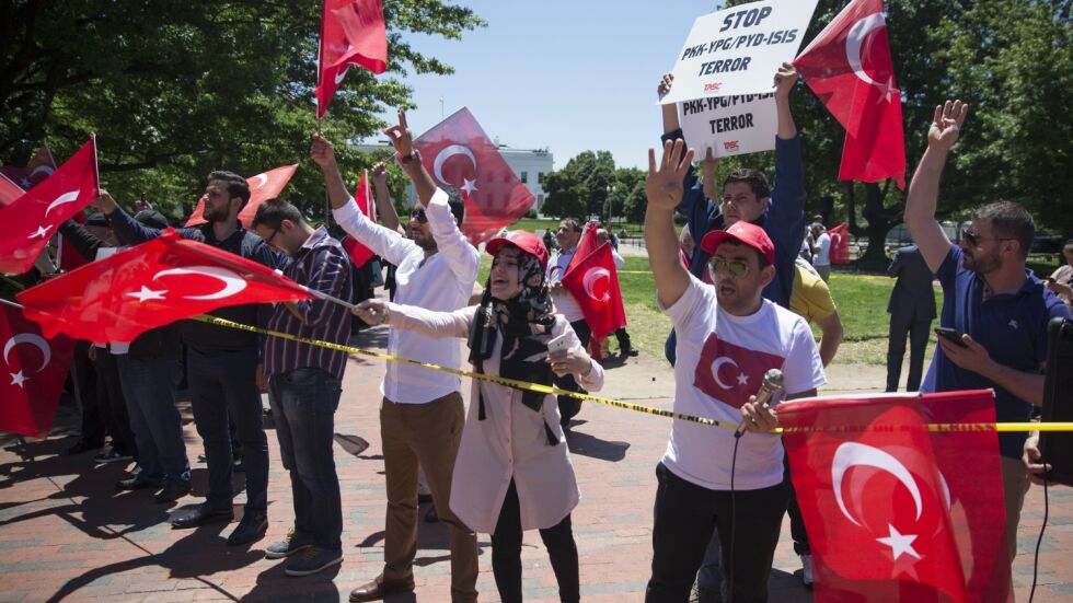 Деветима души пострадаха при сбиване пред посолството на Турция в САЩ