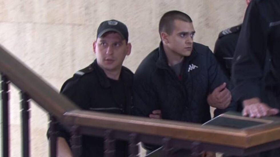 Нападателят от Бургас ритнал жената на спирка заради "лош поглед" 
