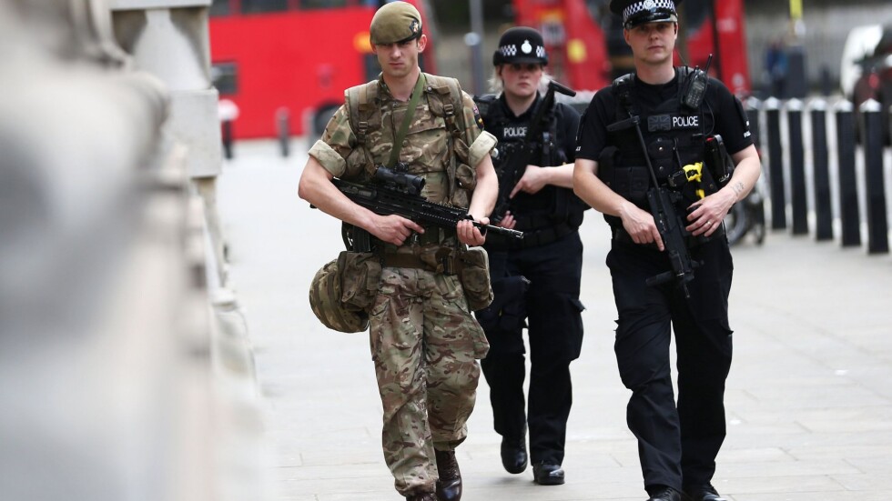 Полицията извърши контролиран взрив по време на претърсване в Манчестър