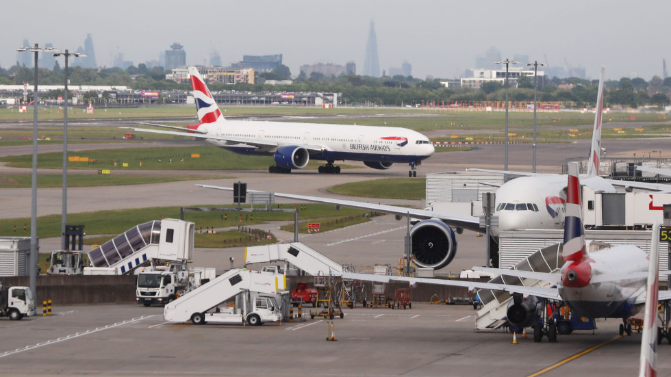 Проблеми с чекирането на „Бритиш еъруейс“ предизвикаха хаос на лондонските летища