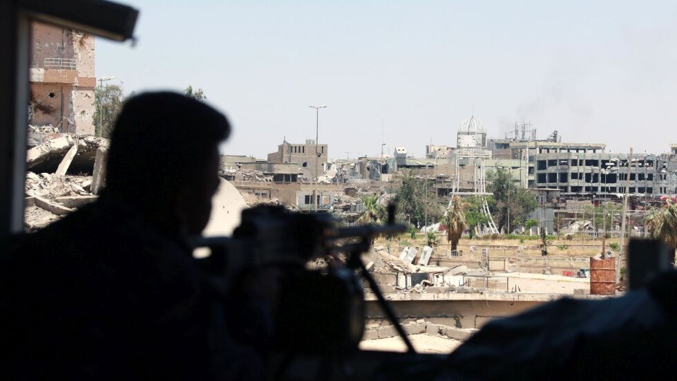 ИДИЛ хвърля снайперисти и самоубийци в последна битка за Мосул (СНИМКИ)