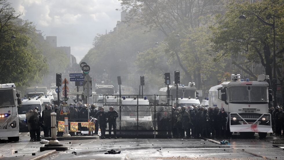 Фермери блокираха Париж: Спират влизащите и излизащите от града