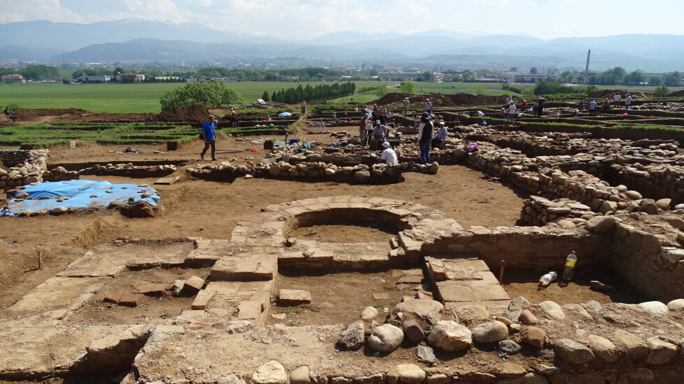 Две трети от древното селище по трасето на АМ „Струма” остават