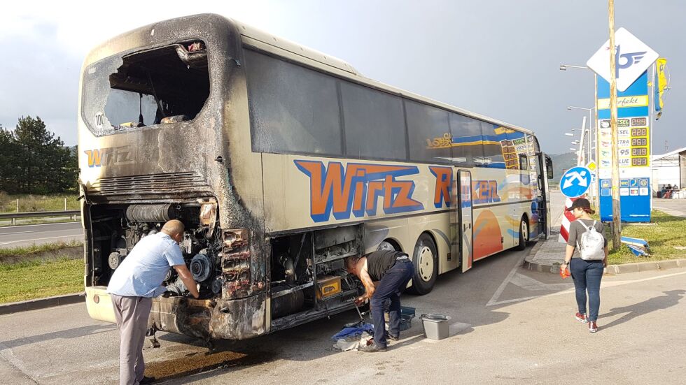 Автобус се подпали на АМ "Хемус"