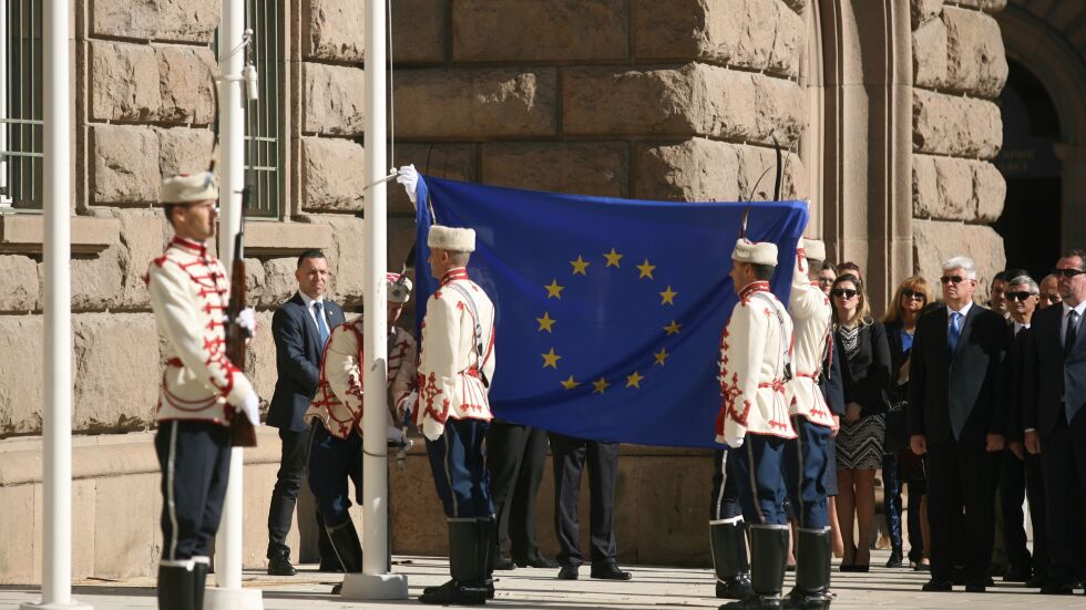 Знамето на ЕС беше издигнато пред сградата на Президентството