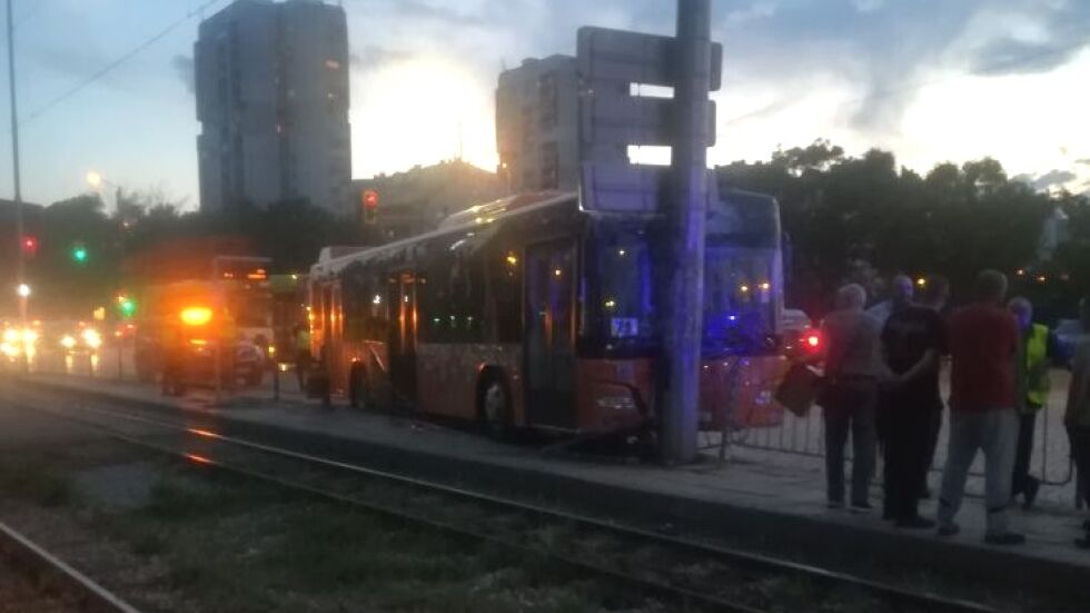 Автобус се блъсна в стълб в София, четирима пострадаха