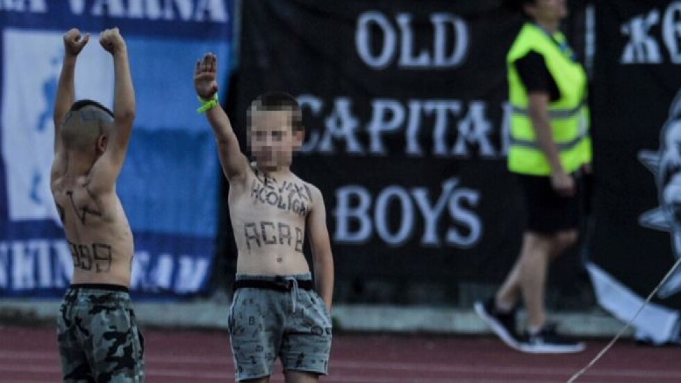 Възмущение в социалните мрежи: Деца на мач с нацистки поздрав и изрисувана свастика