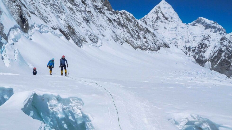 Проучване: Връх Еверест става все по-мръсен и топъл