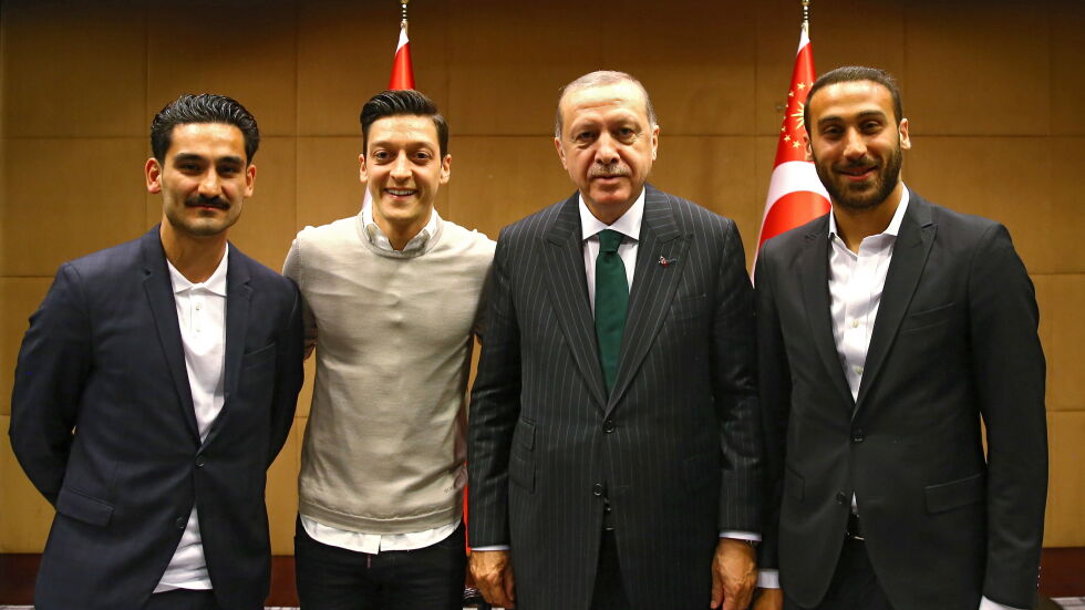 След снимки с Ердоган: Критики заляха германските футболни национали Йозил и Гюндоган 