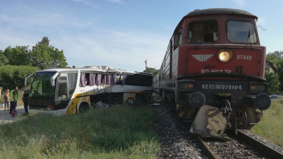 Трима ранени при катастрофа между автобус и товарен влак