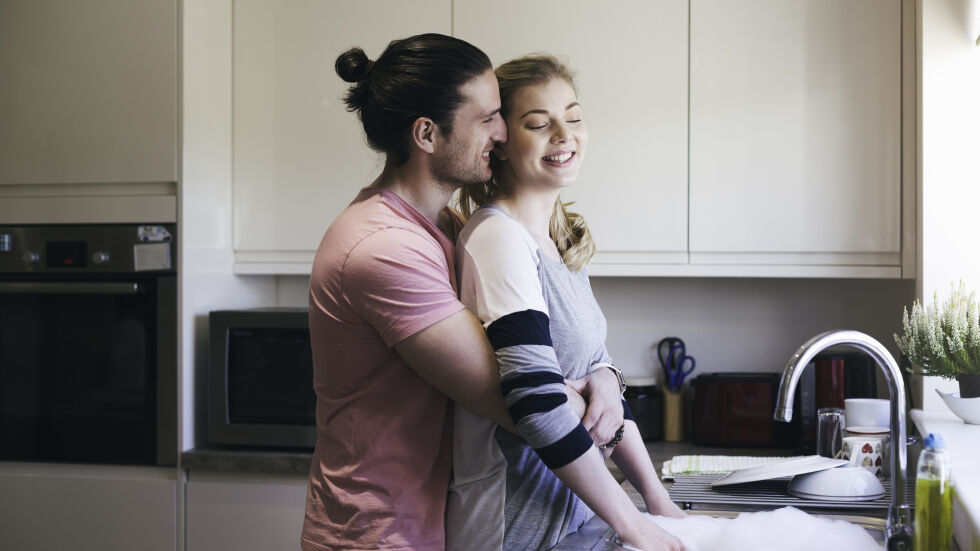 Двойките, които мият заедно чинии, правят по-добър секс