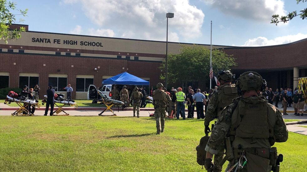 Десет души са застреляни при поредната стрелба в американско училище