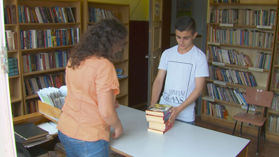Ученик дари над 3000 книги на читалища и домове за възрастни