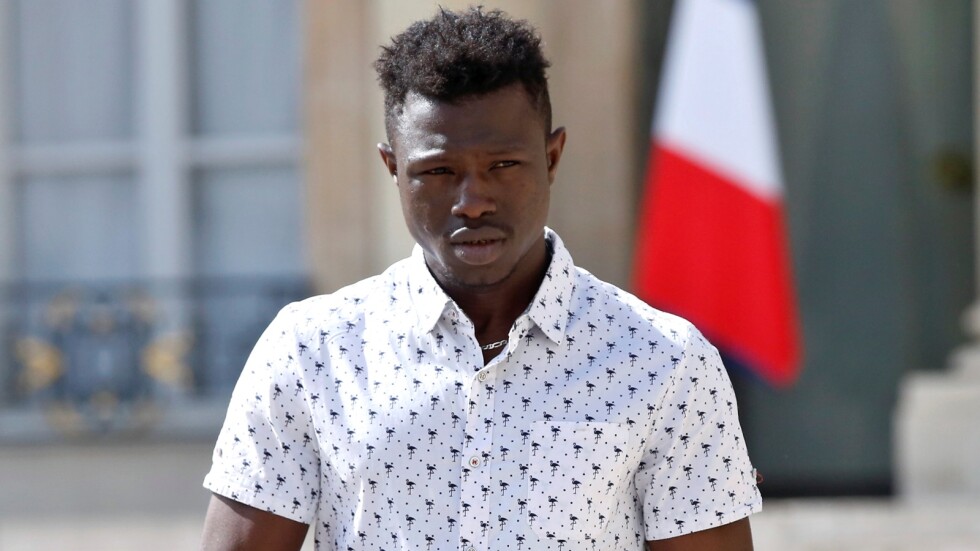 Франция ще легализира мигранта герой
