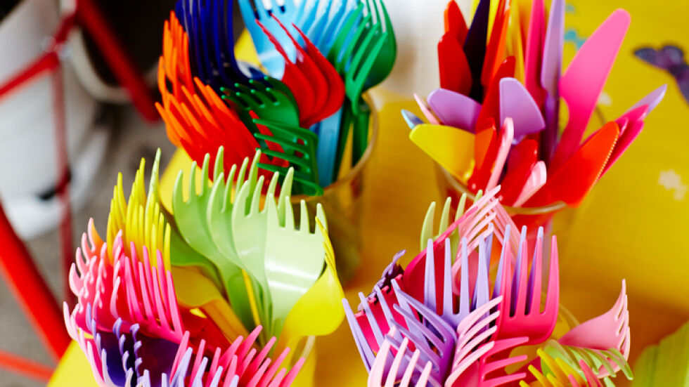 Пластмасовите прибори, чинии и сламки може да изчезнат до година