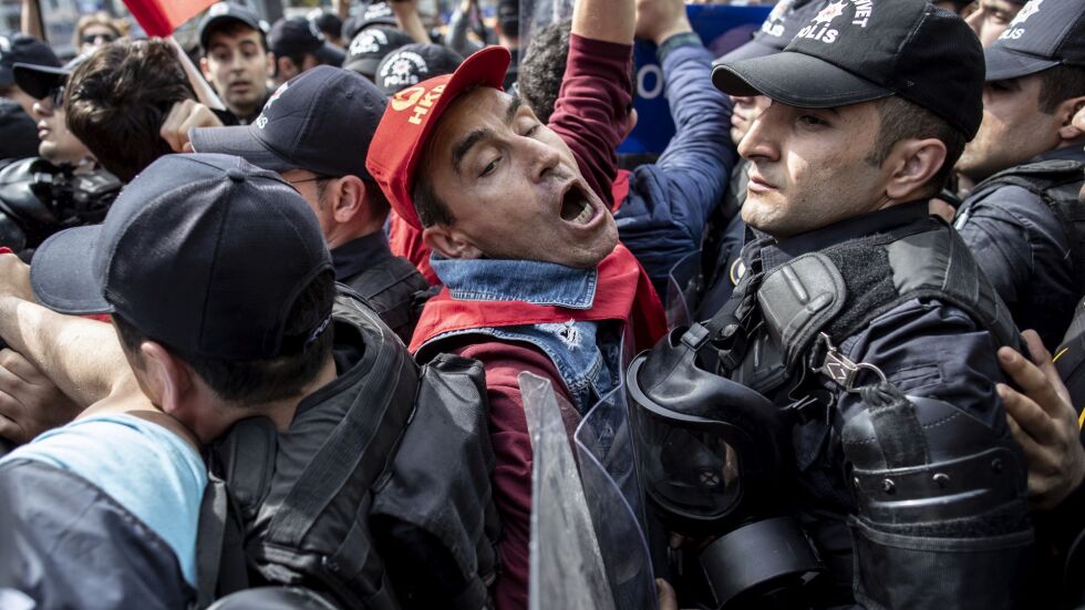 Сблъсъци и масови арести за 1 май в Истанбул (СНИМКИ)