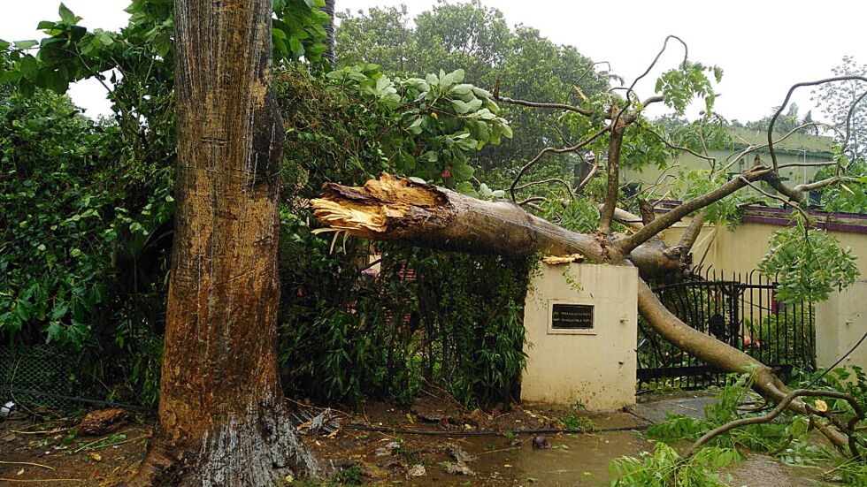 Мощен циклон връхлетя източното крайбрежие на Индия