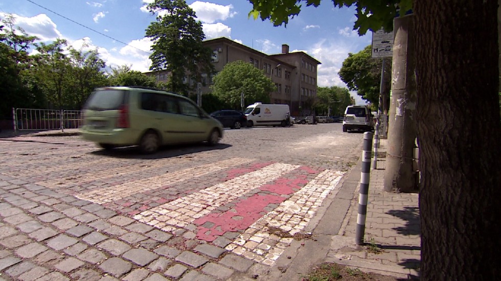 Кола блъсна тригодишно дете на пешеходна пътека в София 