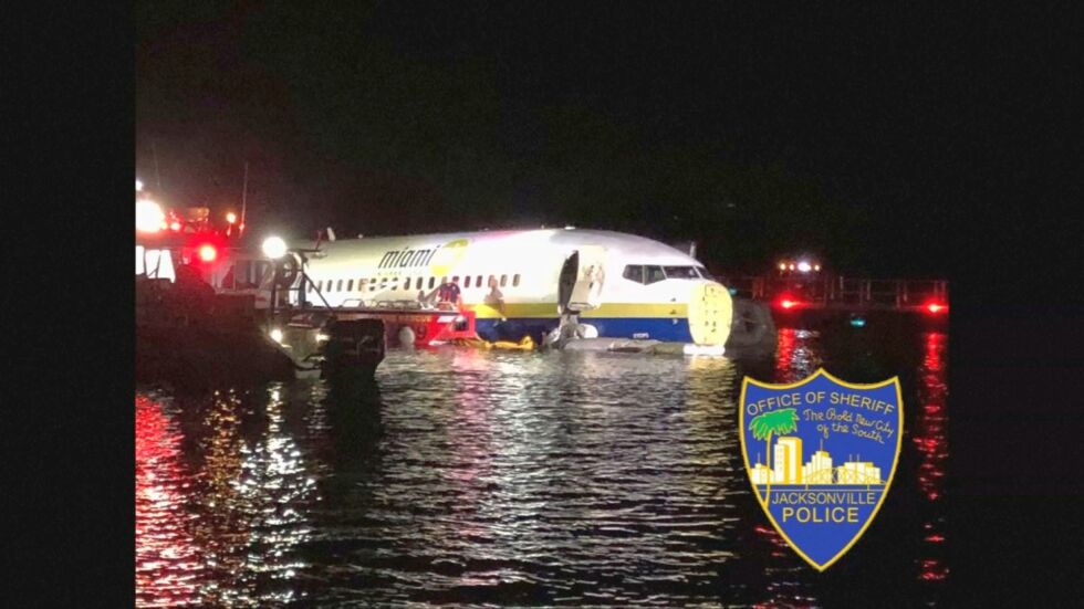 Боинг 737 с над 130 пътници на борда кацна в река в щата Флорида 