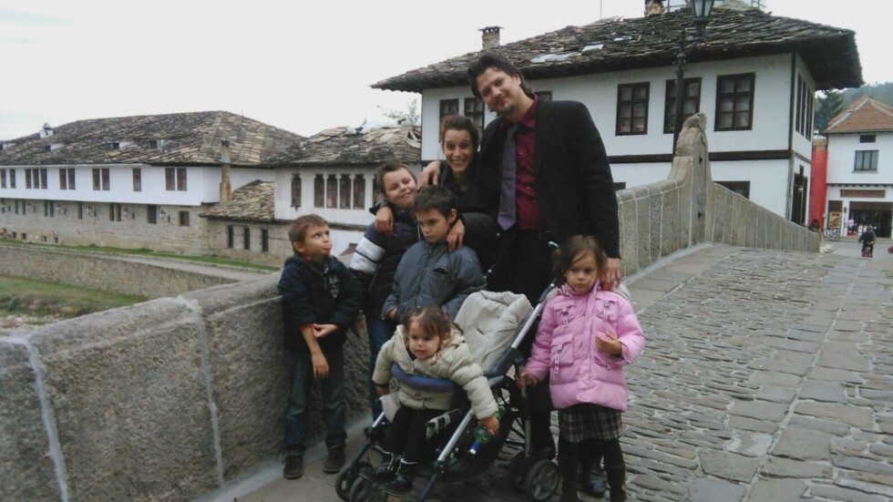 В името на вярата: Католическо семейство се мести в бедния български Северозапад