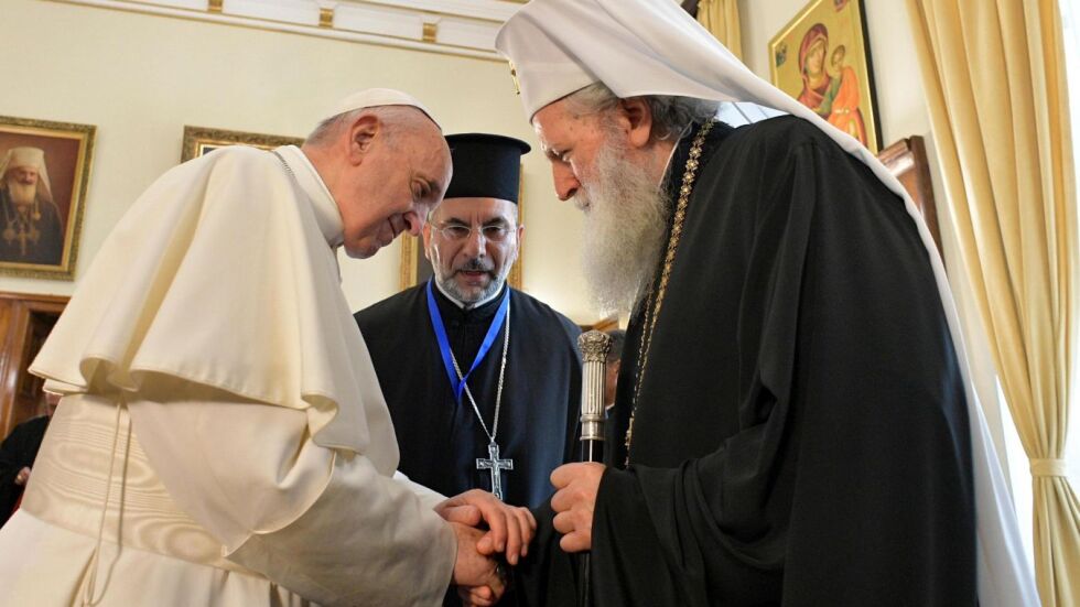 Папа Франциск се срещна с патриарх Неофит, размениха си подаръци 