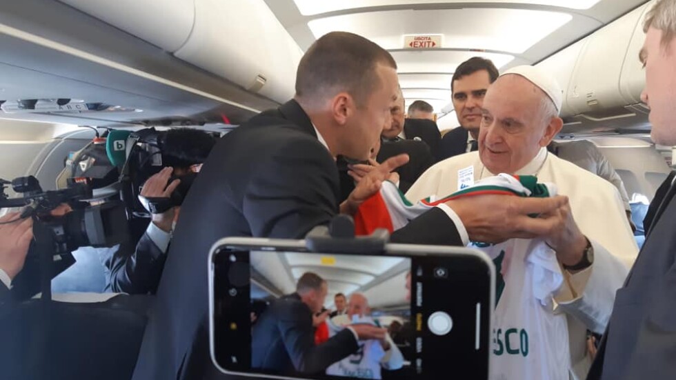Снимката на журналиста Петър Нанев с папа Франциск обиколи света