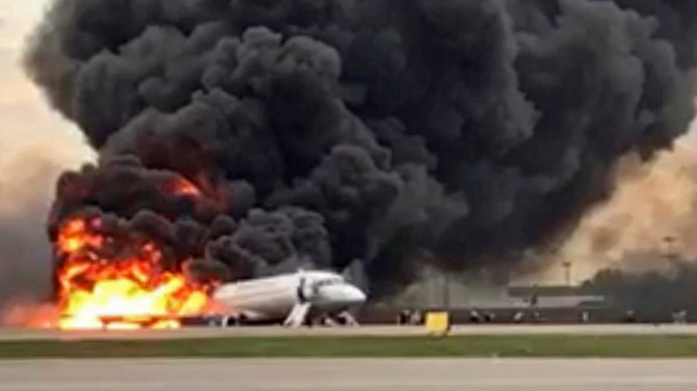 Руски пътнически самолет се запали при аварийно кацане в Москва