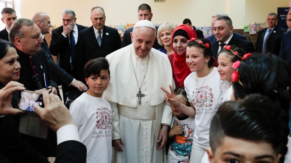 Папа Франциск посети децата от бежанския център във „Враждебна“ (ВИДЕО И СНИМКИ)